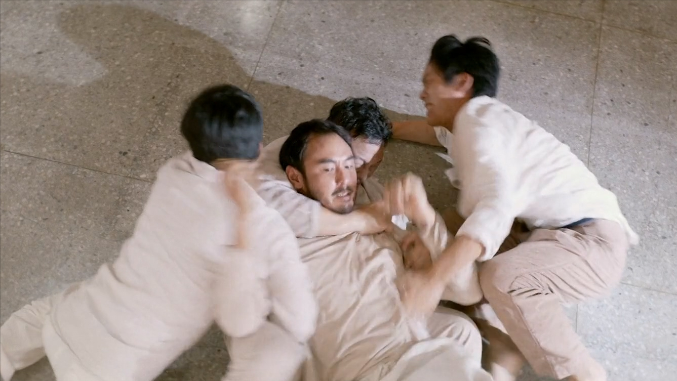 后来拿枪的效果也看见了,横着走.这次非要赤手空拳的去,分分钟被捅.