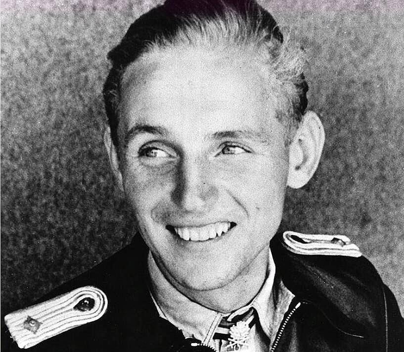 此人二战击落最多飞机,被俘2次,第1次拼命逃回,第2次被关10年_哈特曼