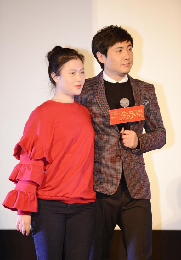 沈腾和妻子罕见同框,妻子王琦一身红衣宣誓主权,马丽被晾在一旁_时候
