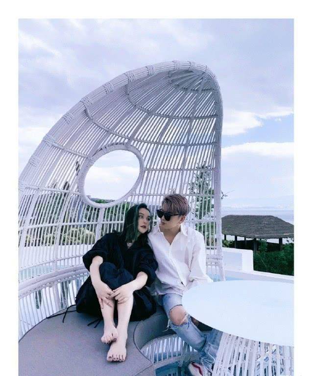 原创李雨桐与男友首次旅行相拥亲吻浪漫如漫画大赞吴懿韬会拍照