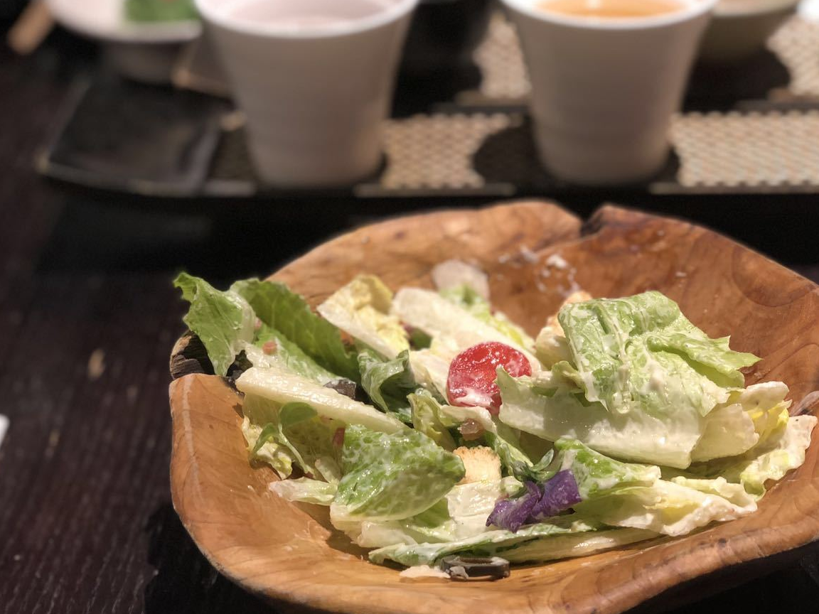 【前菜】致青春沙拉,感觉就是凯撒沙拉,生菜,黑橄榄,圣女果搭配芝士片
