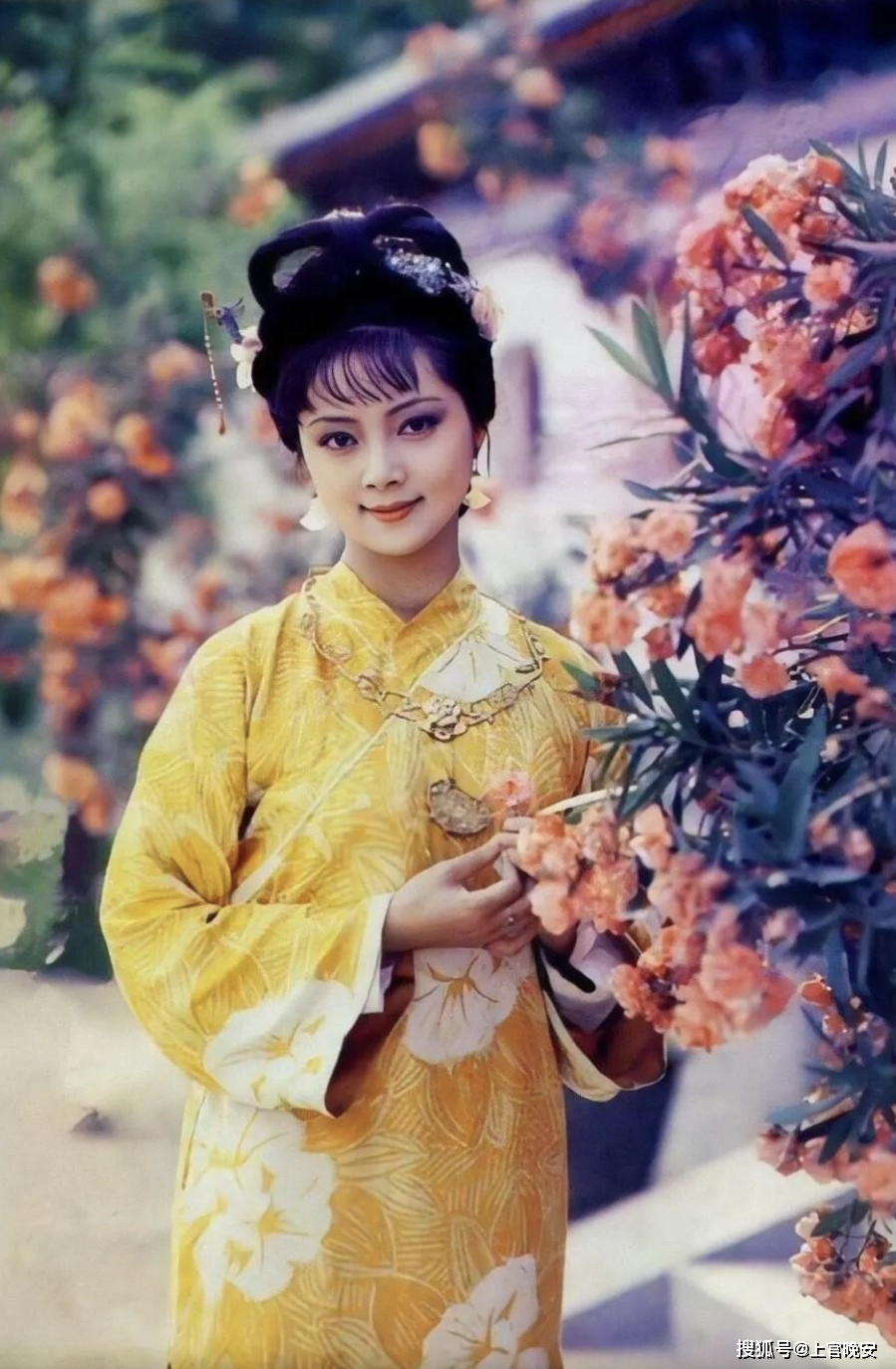 87版红楼梦陈晓旭化完妆看到镜子里的自己哭了都是因为他