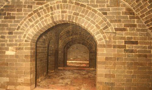 原创盗墓贼抱着瓷瓶换了十根金条瓷瓶被鉴定为国宝自己却锒铛入狱