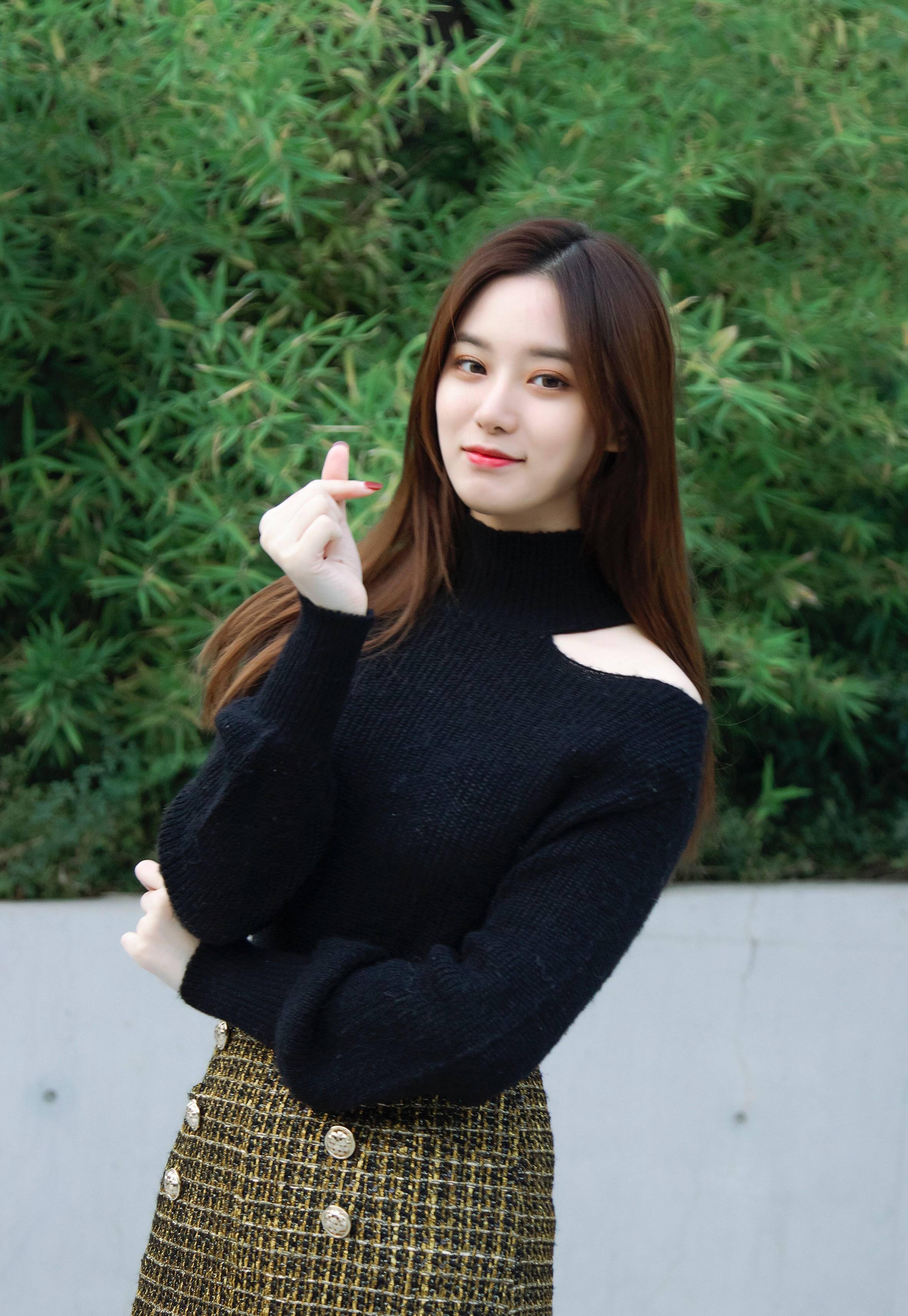 23岁徐艺洋时尚撩人,一身金色发光造型,搭配过膝长筒靴秀长腿!_黑色_