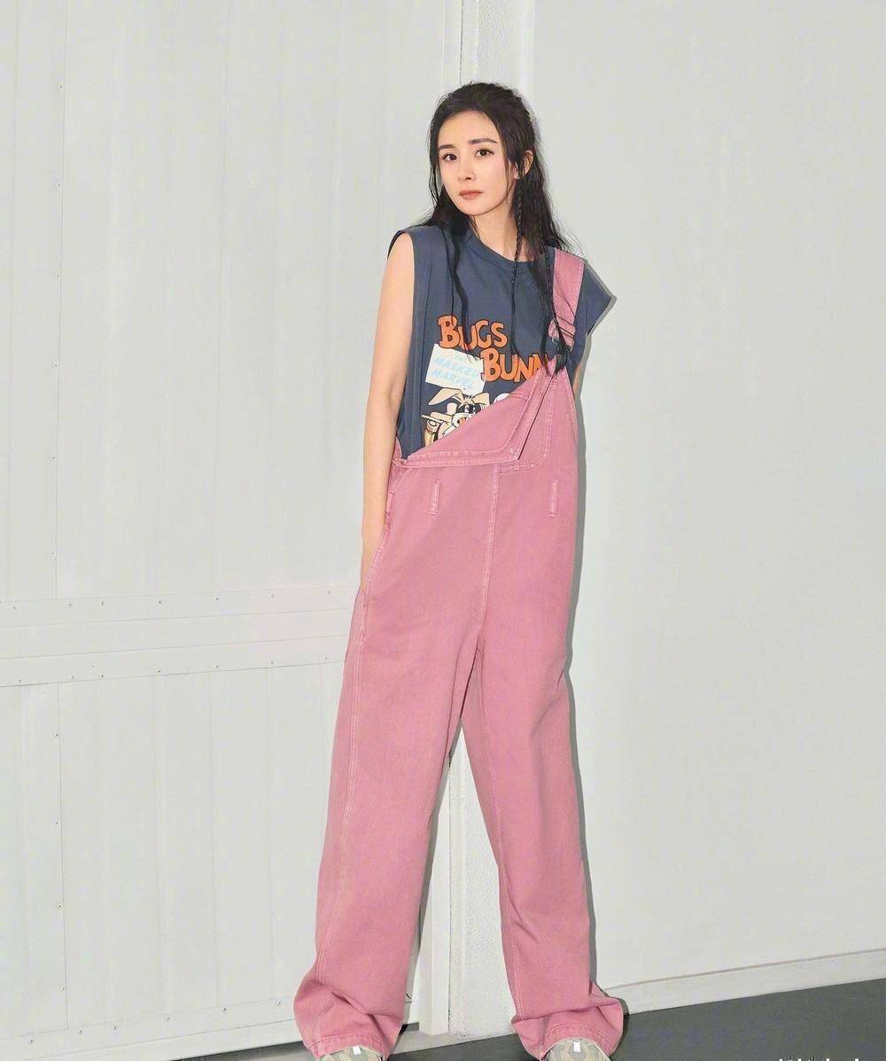 原创看到杨幂代言品牌写真照无袖衫配粉色背带裤网友表示不敢买