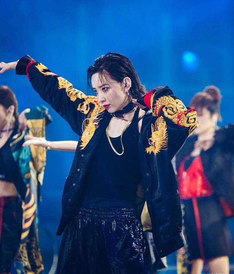 原创李斯丹妮是什么神仙艺人晒腹肌训练教程这腰是真实存在的吗