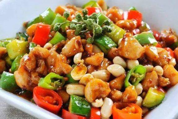 双椒鸡丁,麻辣鲜香,口感嫩滑