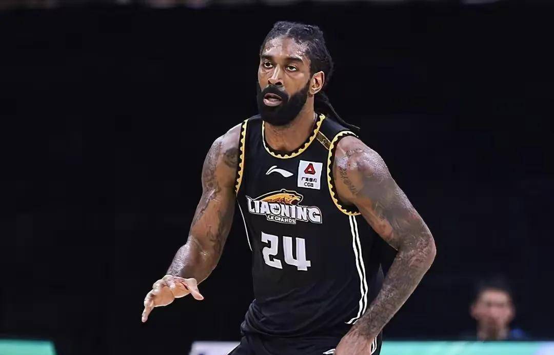 原创辽宁男篮梅奥执教被曝光身材大腹便便一对一细心指导小球员