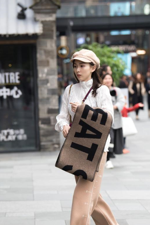 原创路人街拍知性活泼开朗的小姐姐称得上是倾国倾城了