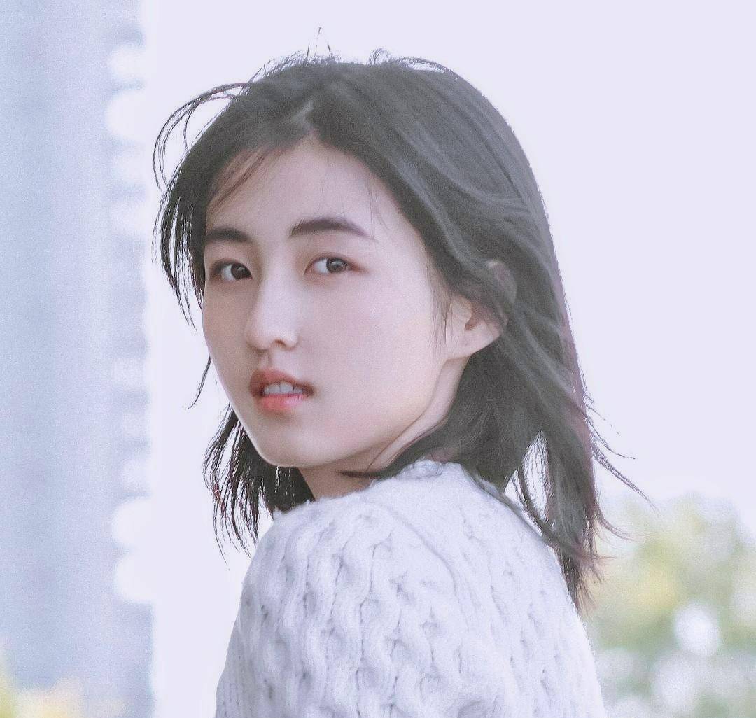 张子枫,赵今麦如今也都成长起来,但是相比她们两位明星,关晓彤可以说