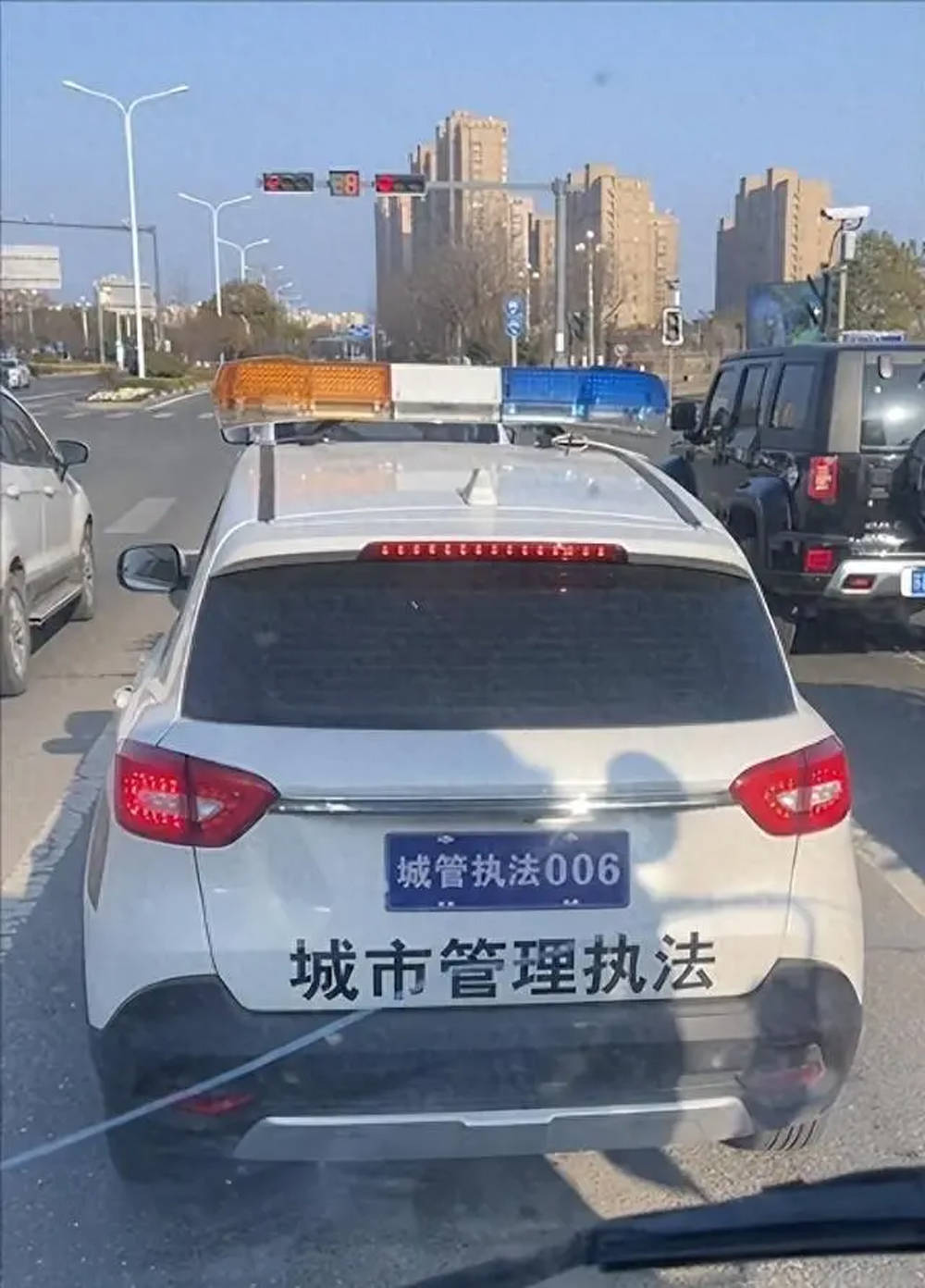 城管006牌子上路,执法队称:类似于老头乐不好装牌子_汽车_进行了_统一