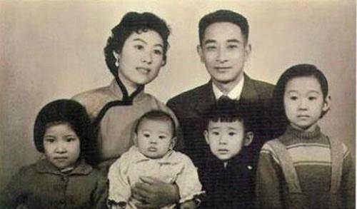 南怀瑾的父亲名叫做南正峪,谱名南光峪,字仰周,其家大业大,资产非常多