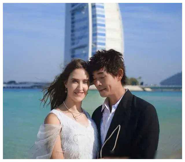 55岁歌手黄品源大婚,好友任贤齐助阵,新娘小24岁,太惊艳!