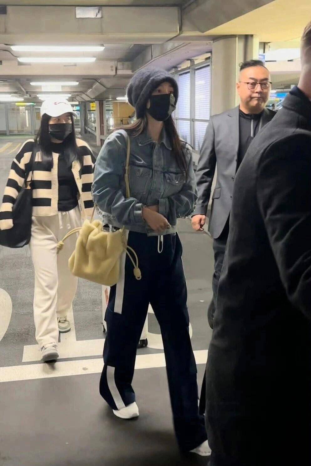 原创杨幂张小斐罕见撞衫带火了新穿法牛仔外套工装裤真时髦