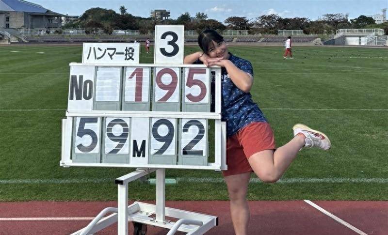 原创女子链球嶋本美海添上高中359米92高中第二位女子选手