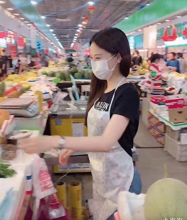 原创抖音又火了一个水果西施打扮朴素但是气质无法掩饰