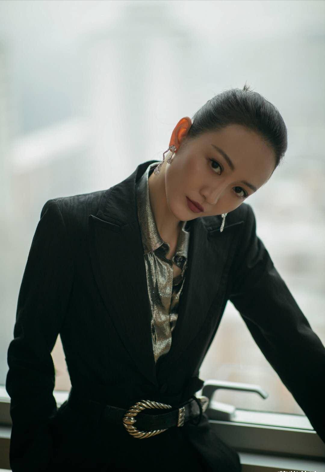 超a西装但是很多人都说王鸥是因为"夜光剧本"事件才开始有名气的,不过