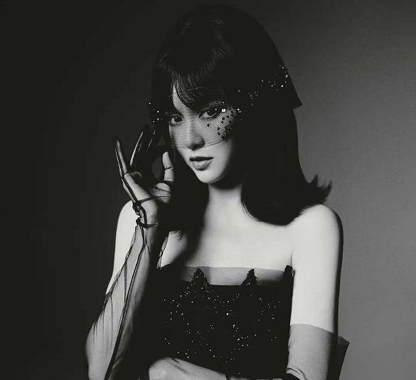 烟熏妆亮片裙气质大变认不出,小蛮腰超吸睛_唐嫣跟_身材_黑色