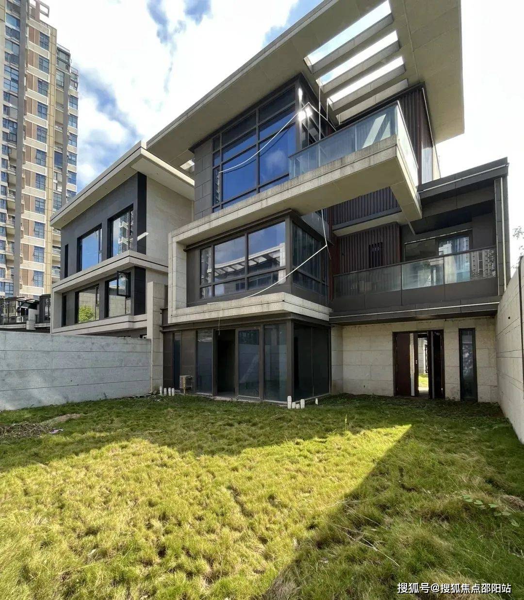 广州白云别墅豪宅天花板(中建云山墅)佳兆业·天墅,建面约305-455㎡的