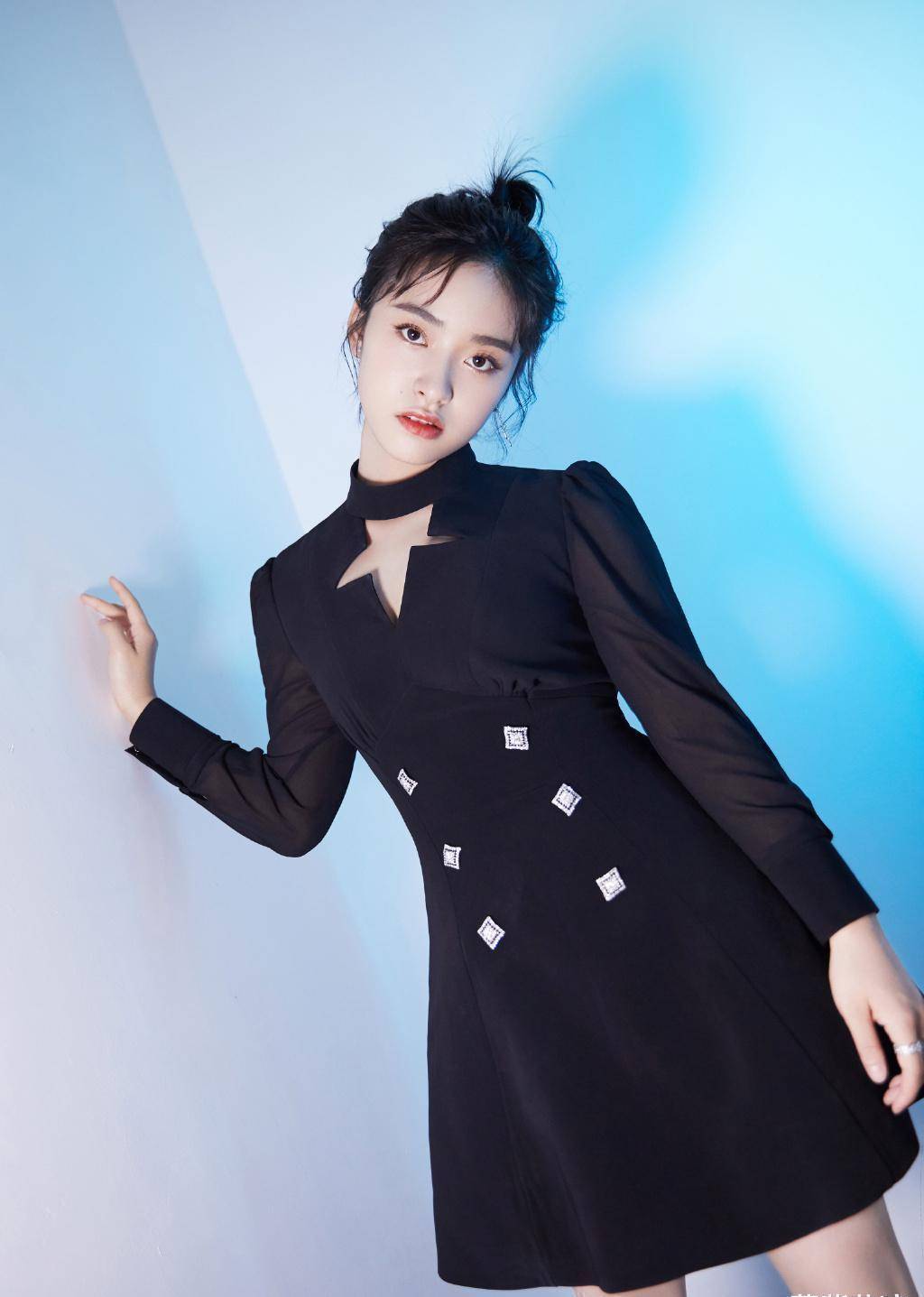 原创沈月出道成名谜团重重演技一般还能上舞台身高更是未解之谜