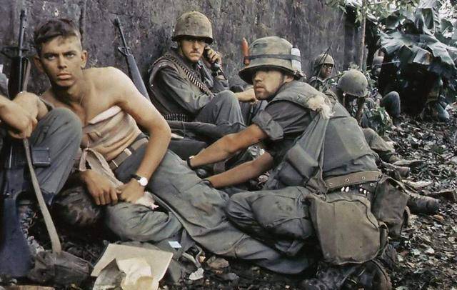 在真实的战场上光是中弹就是对士兵就非常的严重了,更不要说飞机大炮