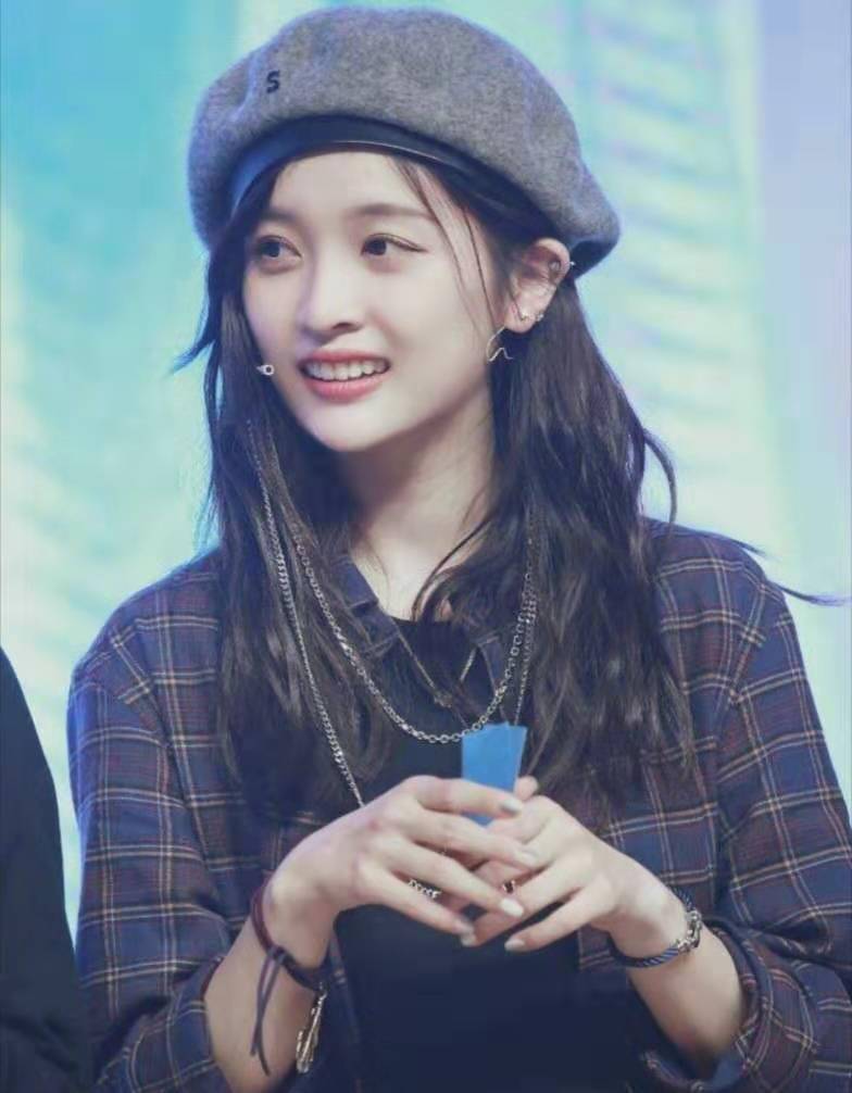 原创迪丽热巴毁了这贝雷帽没领会造型师意思嘟嘴动作太小女人了