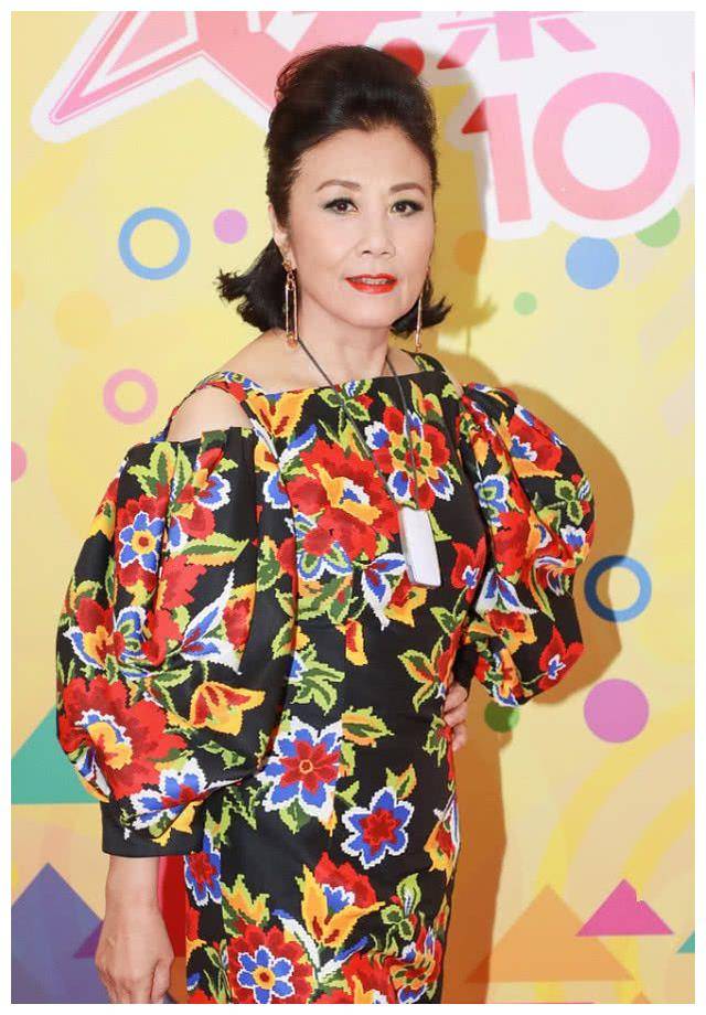 原创76岁歌后汪明荃街头飒爽卖唱如女皇巡游般风采夺目