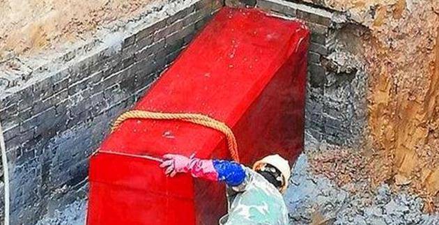 老农建房发现"血色红棺",嫌晦气一把火烧了,专家:5个亿没了_丧葬_棺材