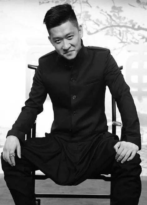 年轻气盛的金子一路走来,栾云平赢得了师父的绝对信任,成为了他的左膀