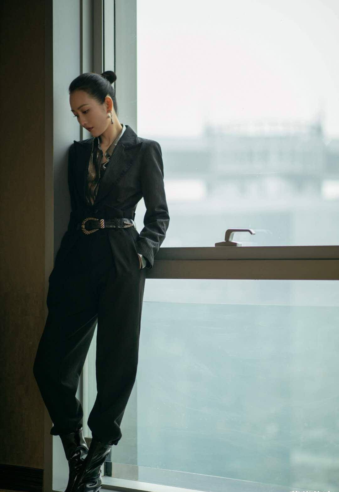 37岁王鸥穿搭真高级完美倒三角身材实力撩人网友这穿搭模仿不来