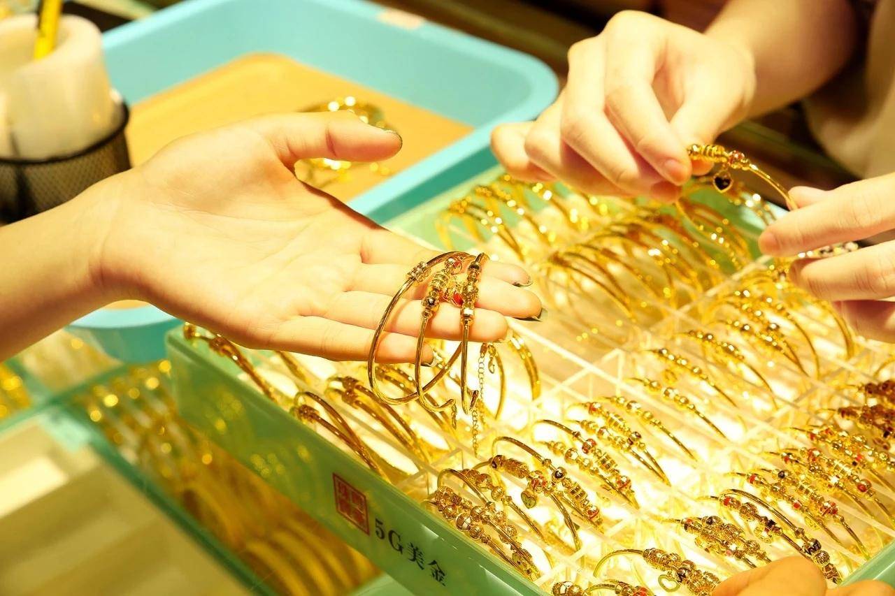 这届年轻人不买奢侈品买黄金金店唯品会的数据很真实