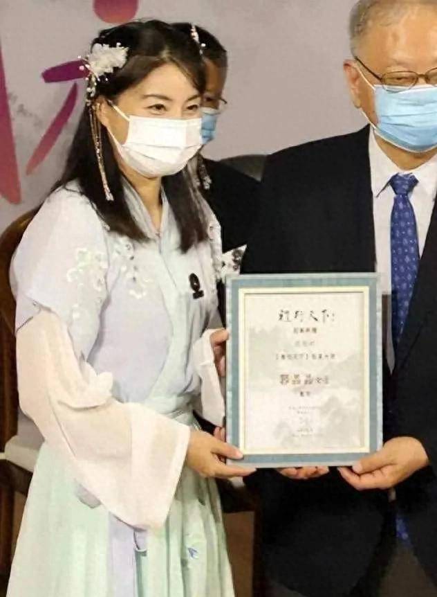 郭晶晶再次惊艳国际会场穿刺绣汉服戴流苏头饰清丽柔美雅韵