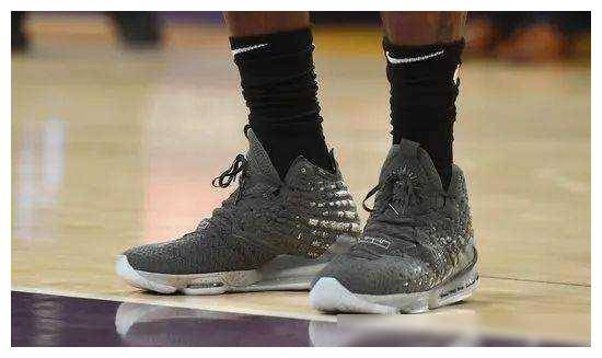 原创阿克伦双王库里身价破10亿与詹姆斯争雄斗艳