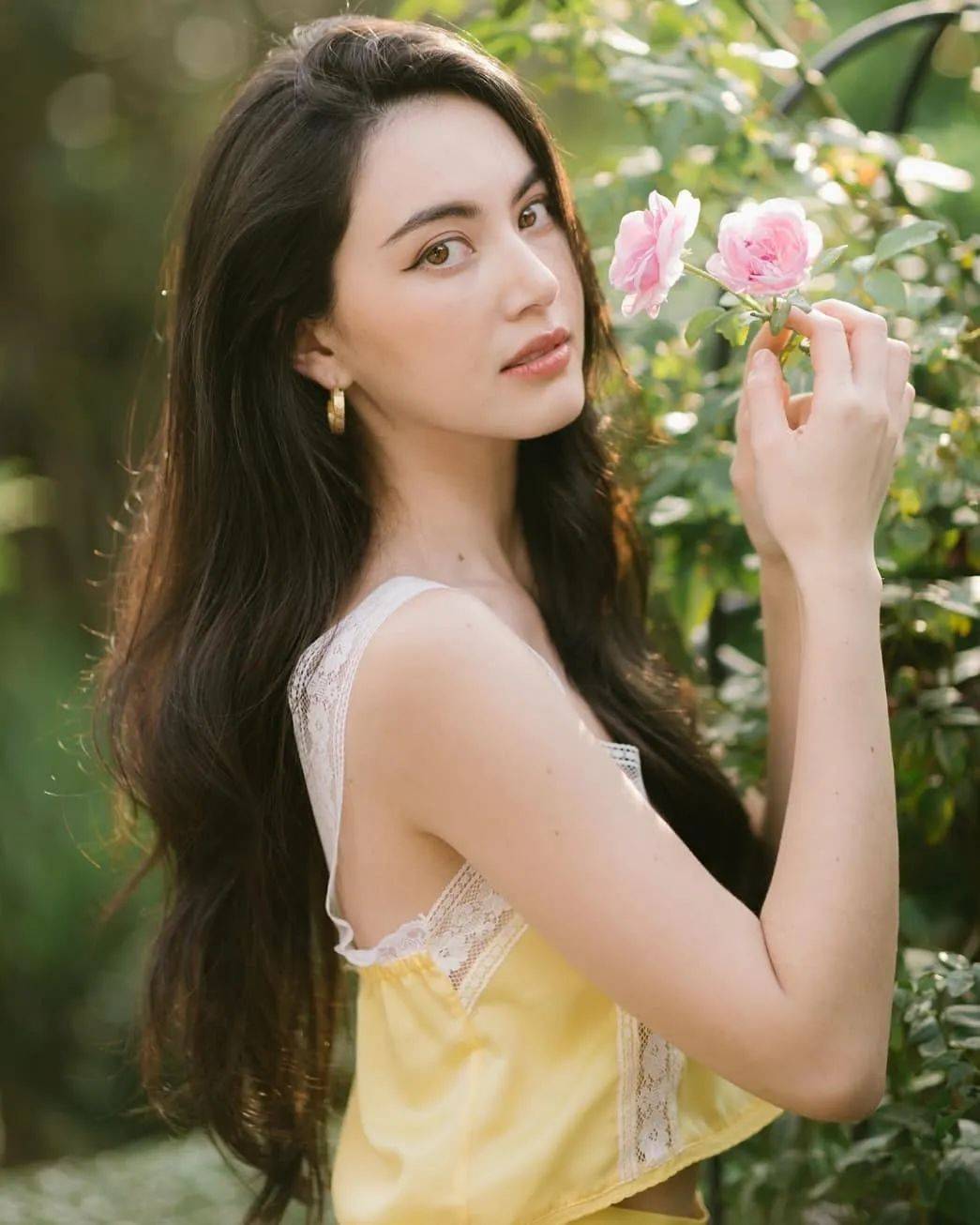 长腿混血泰国版迪丽热巴参加浪姐5和肖战合影堪称豪门姐弟