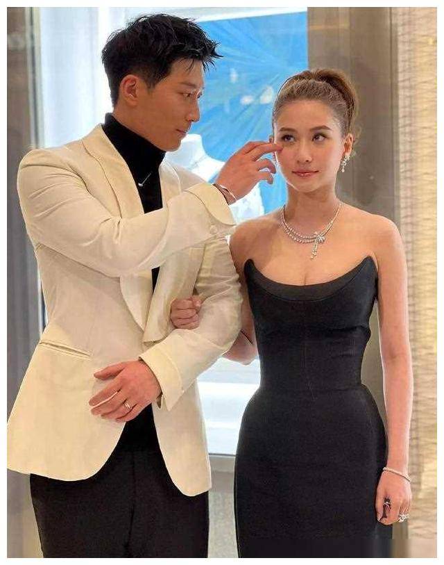 何超莲与窦骁携手亮相杭州,男方俊俏如新郎,夫妻同框颜值高!