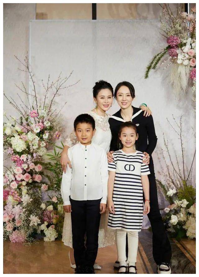 佟大为妻子关悦生日晒全家福五人幸福其乐融融俩女儿高颜值
