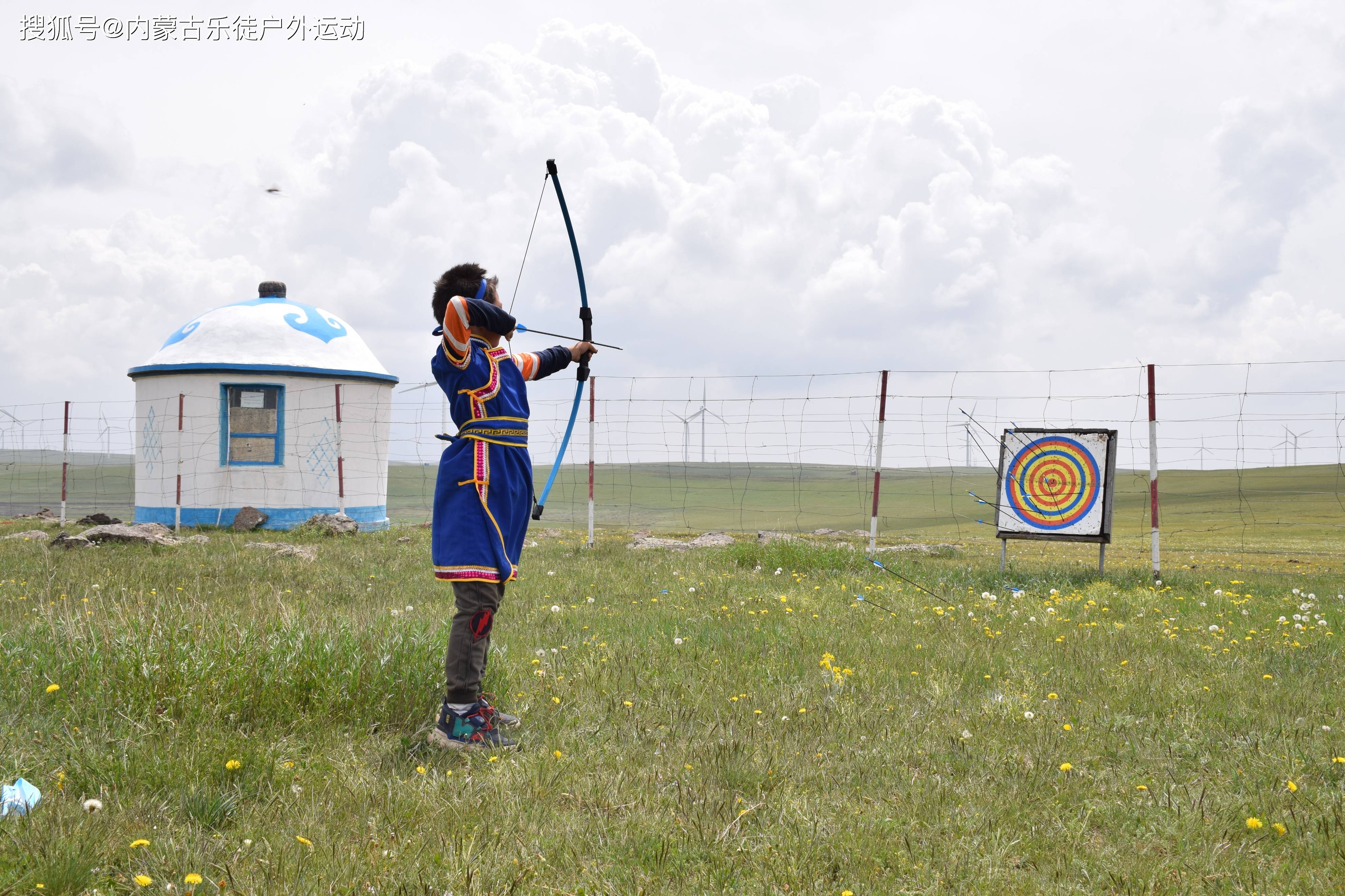 如射箭,博克(蒙古摔跤),搭建蒙古包,体验蒙古族生活;体验当地文化