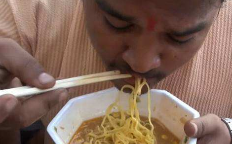 原创方便面在印度火了印度人为了吃它还放弃手抓饭学会了使用筷子