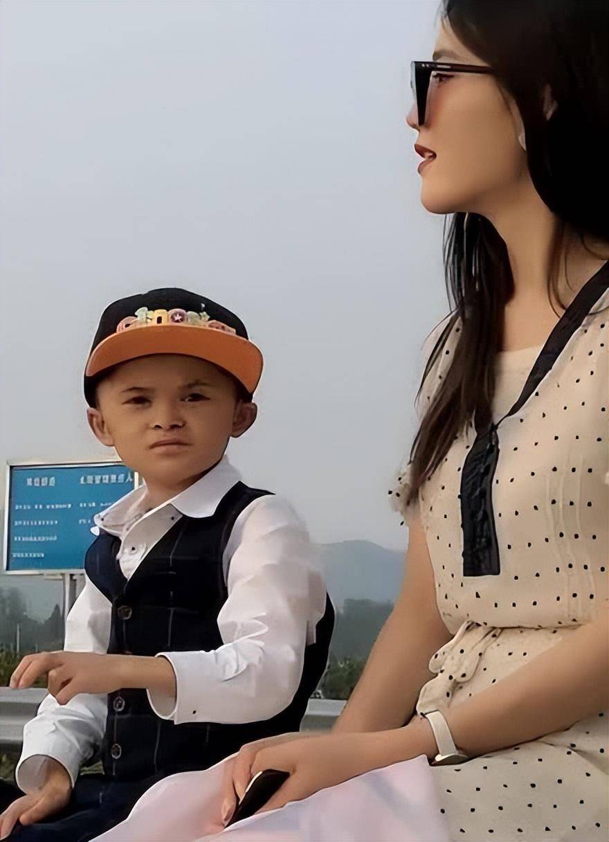 "天选网红"小马云:上初一考1分,17岁身高130cm,现拍视频度日_网友