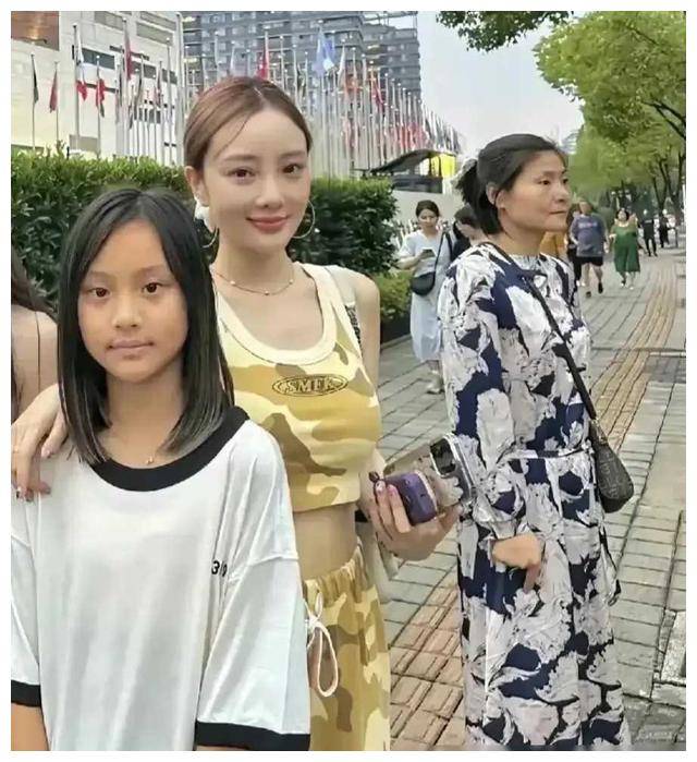 热议李小璐与甜馨在网络红利下的风波揭秘母爱与责任之争