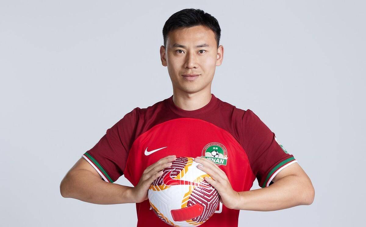 河南队的争议球员从舆论漩涡到球队主力,现已连续两场成为首发_李松益
