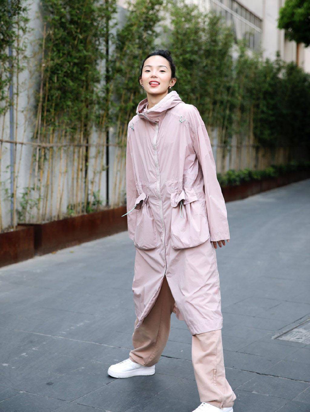 雎晓雯代言硬照,一身金色亮闪套装裙出镜,搭配眼妆