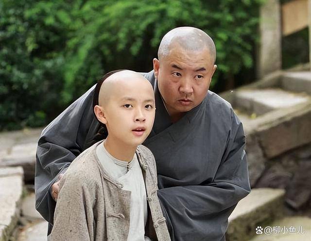 他的表演风格独特,无论是憨厚可爱的胖婶弟弟,还是口吃的和尚许步奎