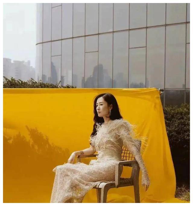 刘敏涛与13岁女儿联手拍摄大片爆发惊艳气场颜值全家竞艳