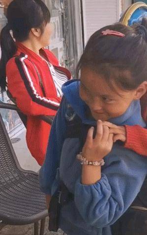 听到王老师这么说,阿国用弟弟的手捂着嘴,偷偷笑了.