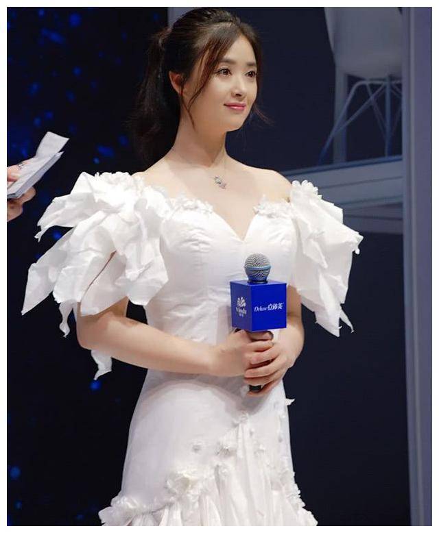 蒋欣39岁惊艳亮相,穿着肉感孔雀裙,散发出紧致身材与优雅气质.