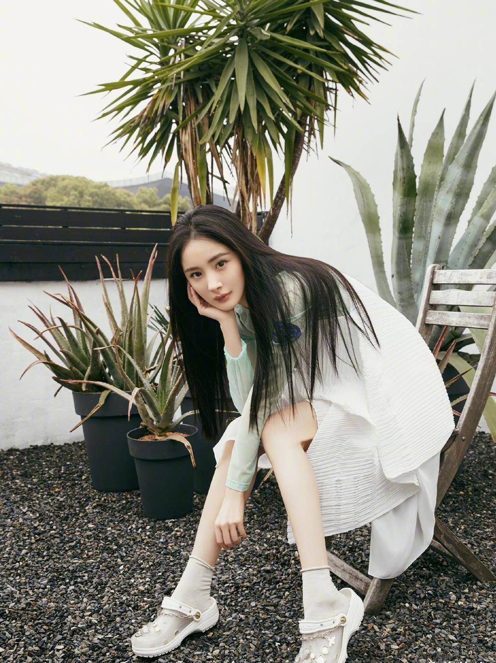 身为妈妈的杨幂依旧保持着自己少女般的身材,即使是在这种时尚衣服的