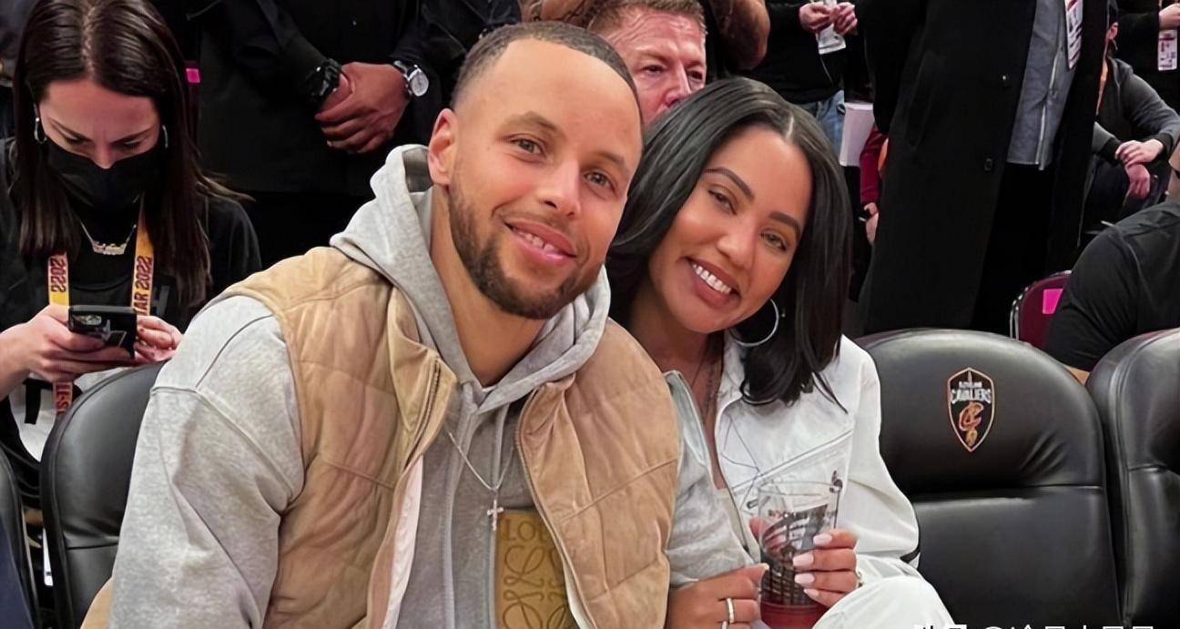 库里的妻子阿耶莎·库里在社交媒体上晒出了两人的合影,并祝丈夫生日