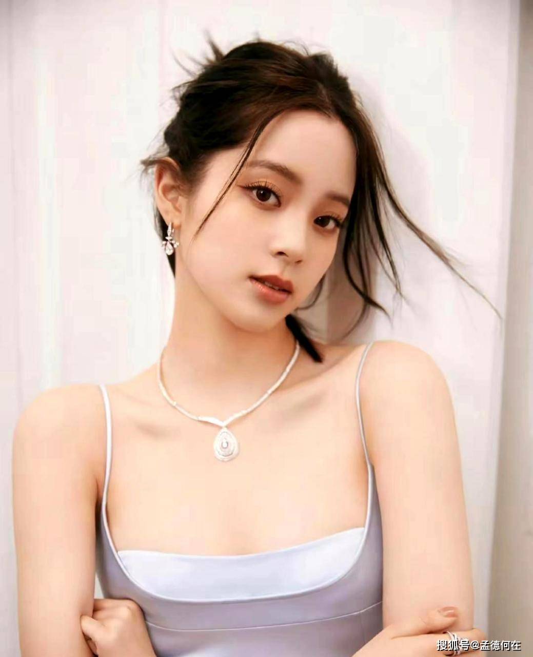 原创小美女长大啦23岁欧阳娜娜身材饱满性感迷人