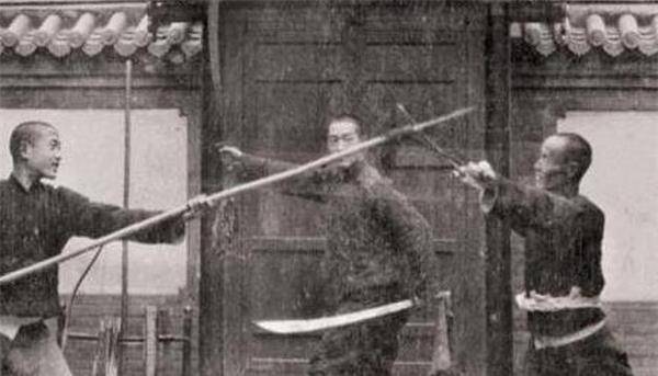 而随着中国缓慢而艰难地向近代社会转型,武举也和科举制度一起逐渐被